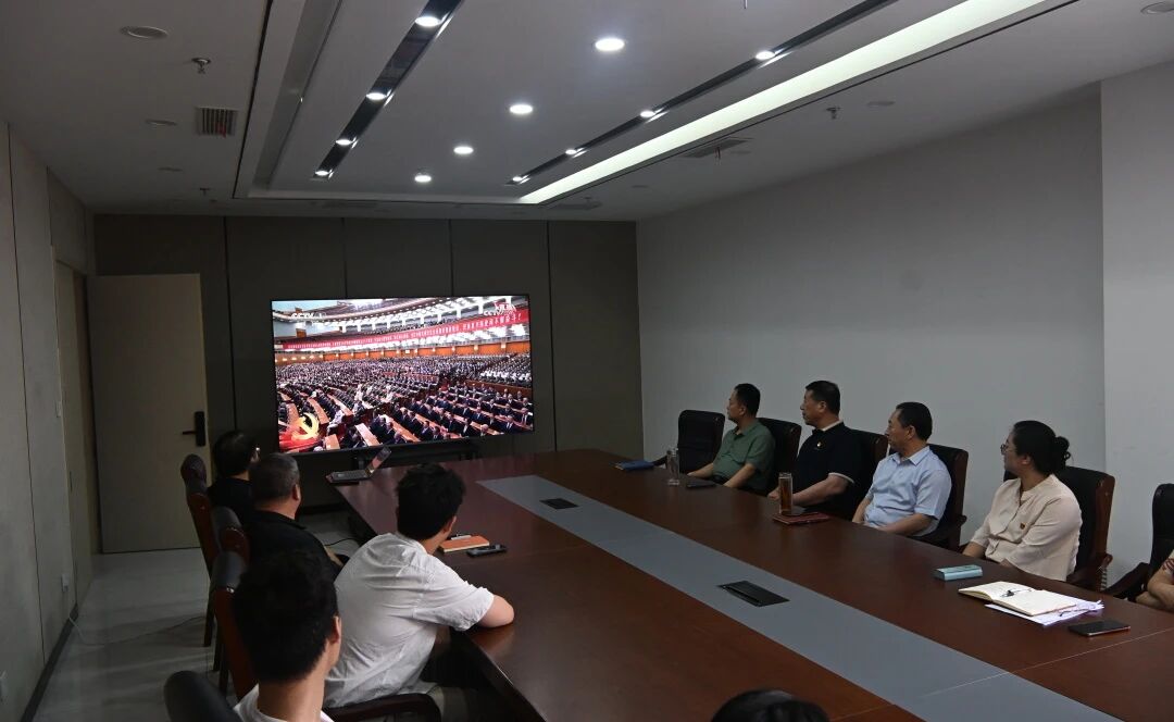 表彰大会在雄壮的国歌声中拉开帷幕