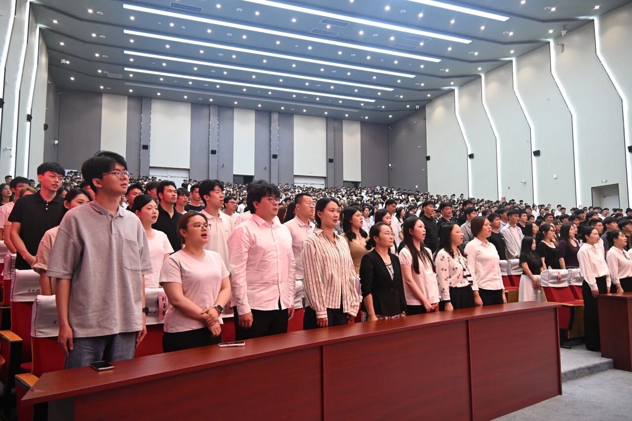 教师代表与全体2026届毕业生共同到
