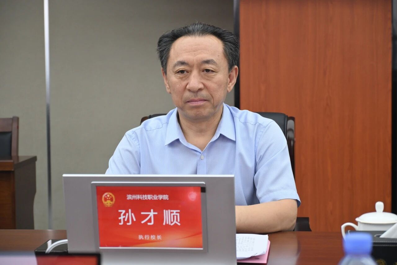 副院长张琪陪同参观并参加座谈