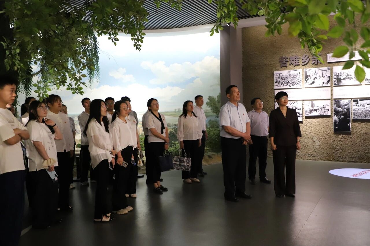 全体党员怀着崇敬肃穆的心情有序参观展